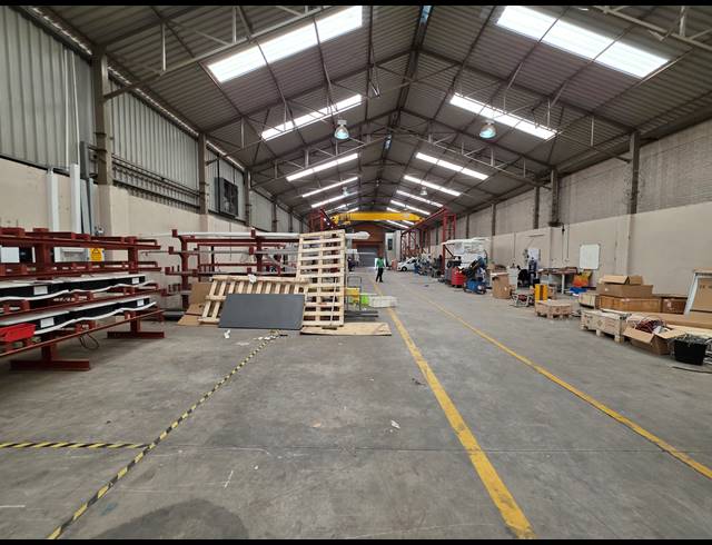 1,400M² WAREHOUSE FOR SALE IN ROBERTSHAM